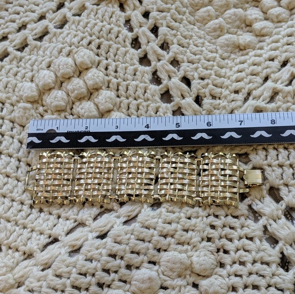 Vintage Gold Tone statement bracelet buckle clasp - Picture 8 of 8